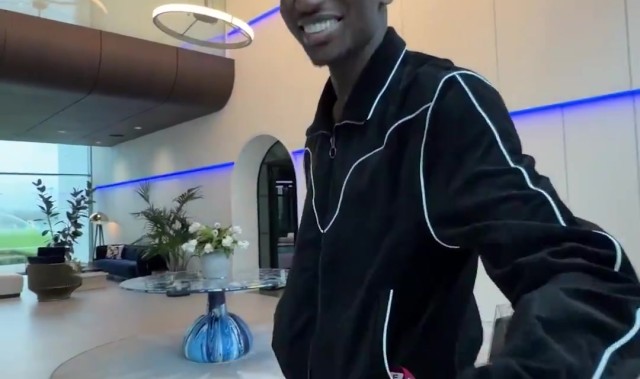 开云在线-情绪价值拉满！非洲杯冠军萨尔回热刺 里沙利松拿他的奖牌亲一口