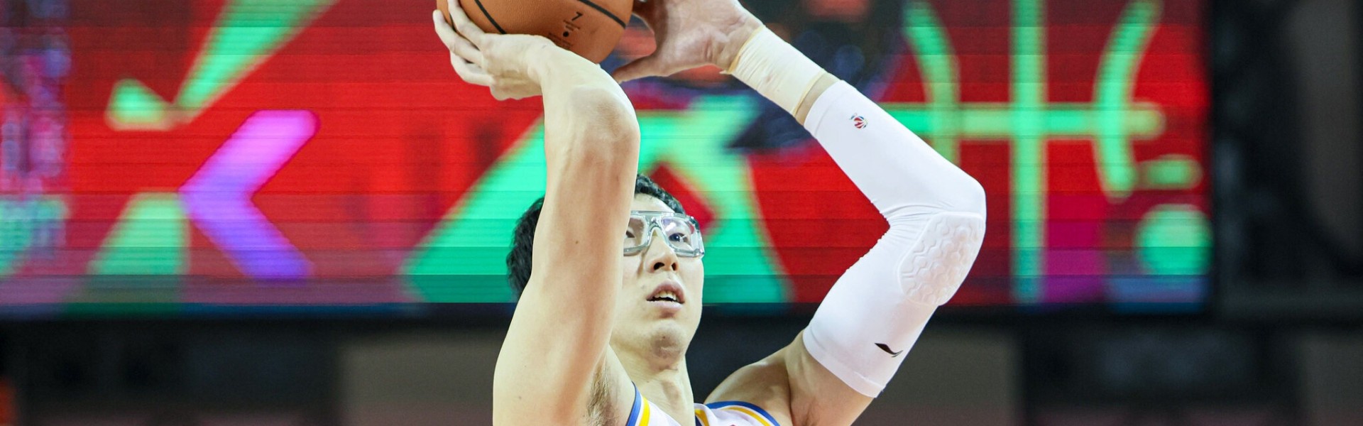 开云娱乐-真该练练罚球了！周琦半场4罚全铁 仅得到3篮板1失误&amp;正负值-10