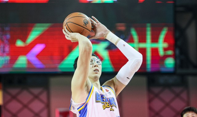 开云娱乐-真该练练罚球了！周琦半场4罚全铁 仅得到3篮板1失误&amp;正负值-10