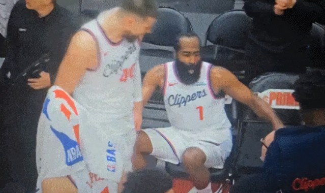 开云APP-祖巴茨笑嘻嘻惹到哈登了！暂停时一把扯过来，态度与防守让人绝望|詹姆斯·哈登|克里斯-米德尔顿|伊维察-祖巴茨|伊维察·祖巴茨|多伦多猛龙队_新浪体育_新浪新闻